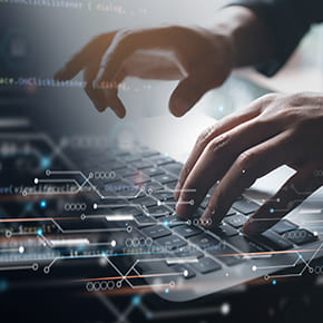 hombre con una computadora e ilustraciones de programacion para portafolio aws