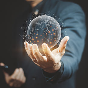 hombre sosteniendo una ilustracion de un mundo para azure cloud