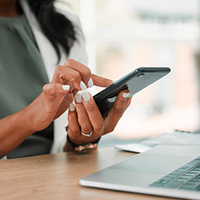 mujer con un celular para suscribase
