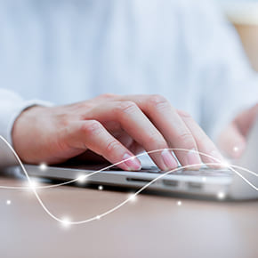 persona tocando una computadora para smart sd wan