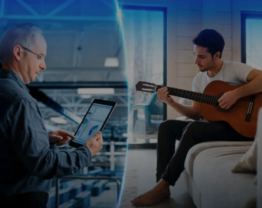 Un hombre viendo una laptop y un hombre tocando la guitarra