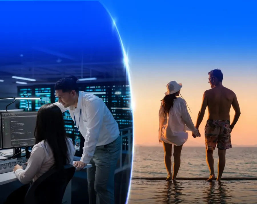 2 personas viendo una computadora, y una pareja en la playa